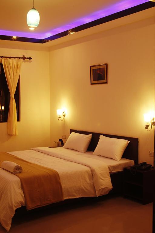 Hotel Hill Palace Kausani Buitenkant foto